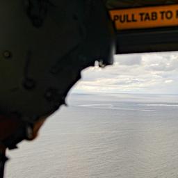 Die Besatzung eines Hubschraubers überwacht das Gasleck der Nordstream-Pipelines in der Ostsee.