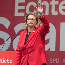 SPD-Spitzenkandidatin Rehlinger bei einem Wahlkampfauftritt in Neunkirchen.