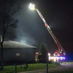 Feuerwehrleute löschen einen Brand auf einem landwirtschaftlichen Hof in Haren.