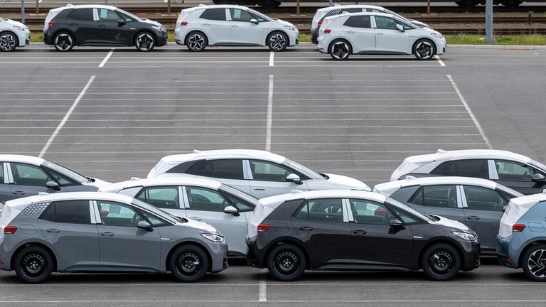 Neuwagen des neuen elektrischen ID.3 von Volkswagen parken auf einem Werksparkplatz im Volkswagen Werk Zwickau.