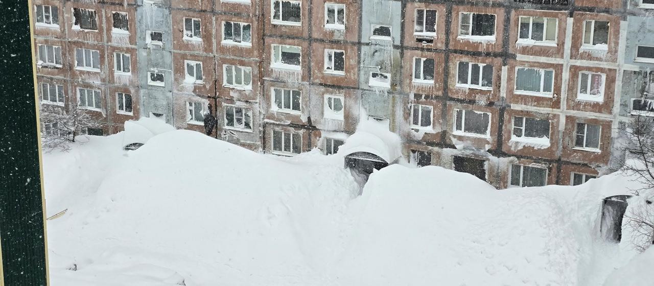 Ein verschneiter Häuserblock auf der Halbinsel Kamtschatka