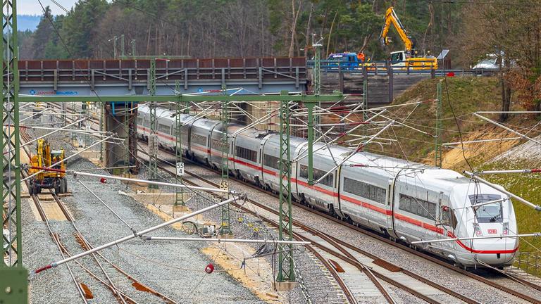Ein ICE-Zug der Deutschen Bahn in Richtung Berlin durchfaehrt den Bereich bei Strullendorf, wo Bauarbeiten an der Gleisinfrastruktur stattfinden. 