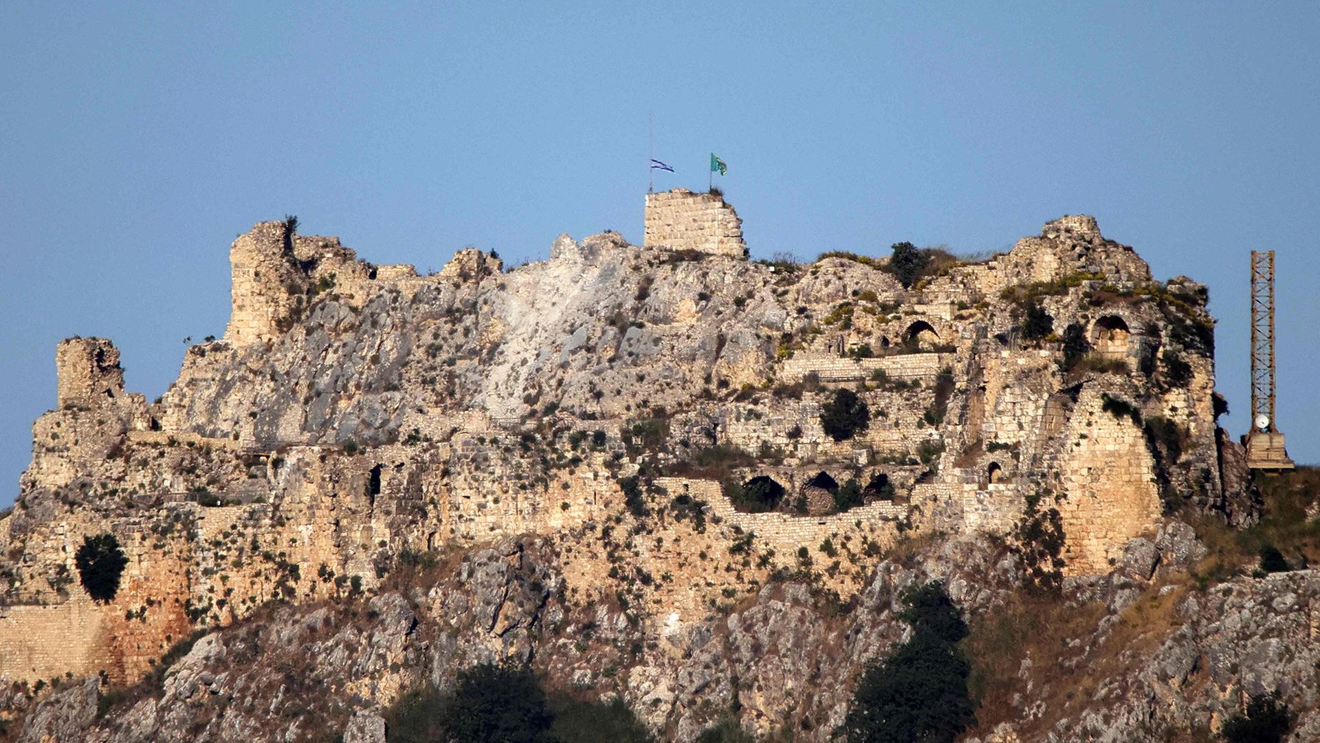 Eine israelische Flagge weht über der mittelalterlichen Burg Beaufort. | AFP