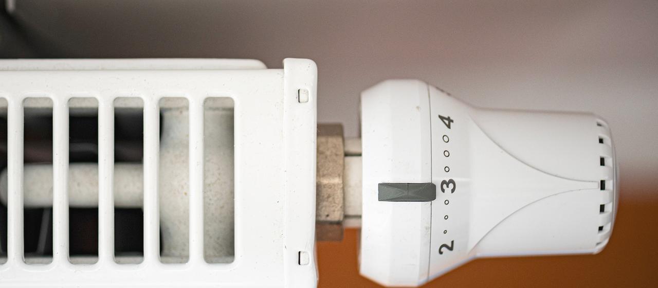 Ein Heizkörper steht in einer Wohnung.