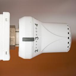 Ein Heizkörper steht in einer Wohnung.