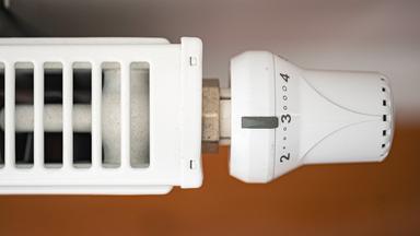 Ein Heizkörper steht in einer Wohnung.