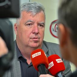 Archivbild: Gernot Schmidt (SPD), Landrat des Kreises Märkisch-Oderland, gibt ein Interview am 06.05.2024. (Quelle: picture alliance/dpa/Patrick Pleul)