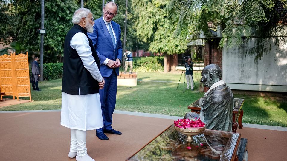 Narendra Modi empfängt Friedrich Merz an der Gedenkstätte für Mahatma Gandhi in Ahmedabad (Indien).