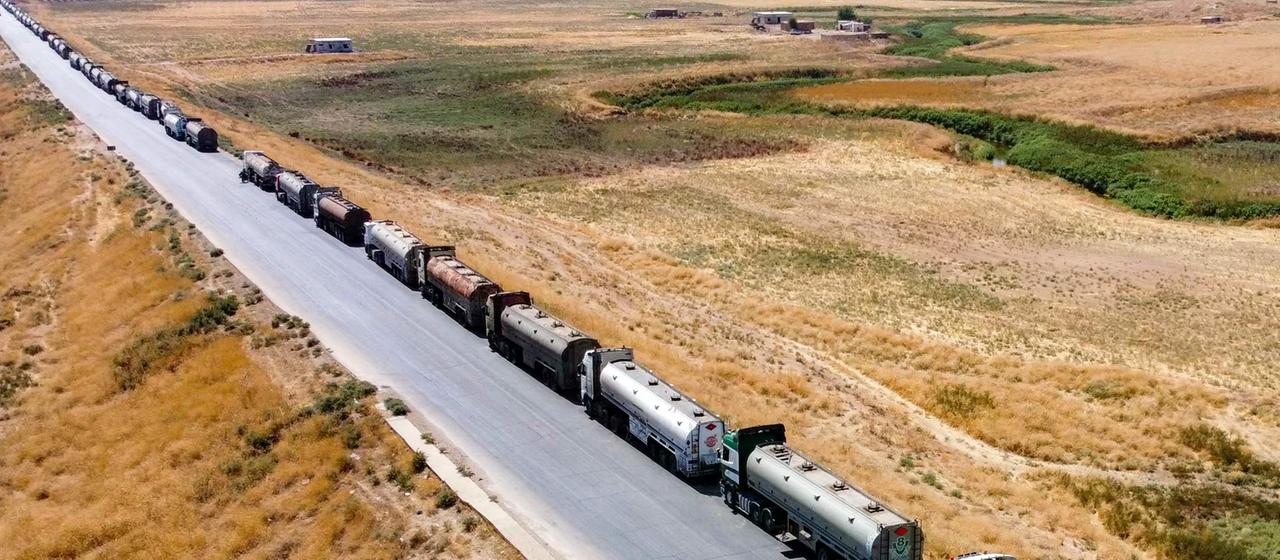 Diese Luftaufnahme zeigt eine Straße mit zahlreichen Öltanklastwagen in Tal Tamr in der nordöstlichen Provinz Hasakeh in Syrien.
