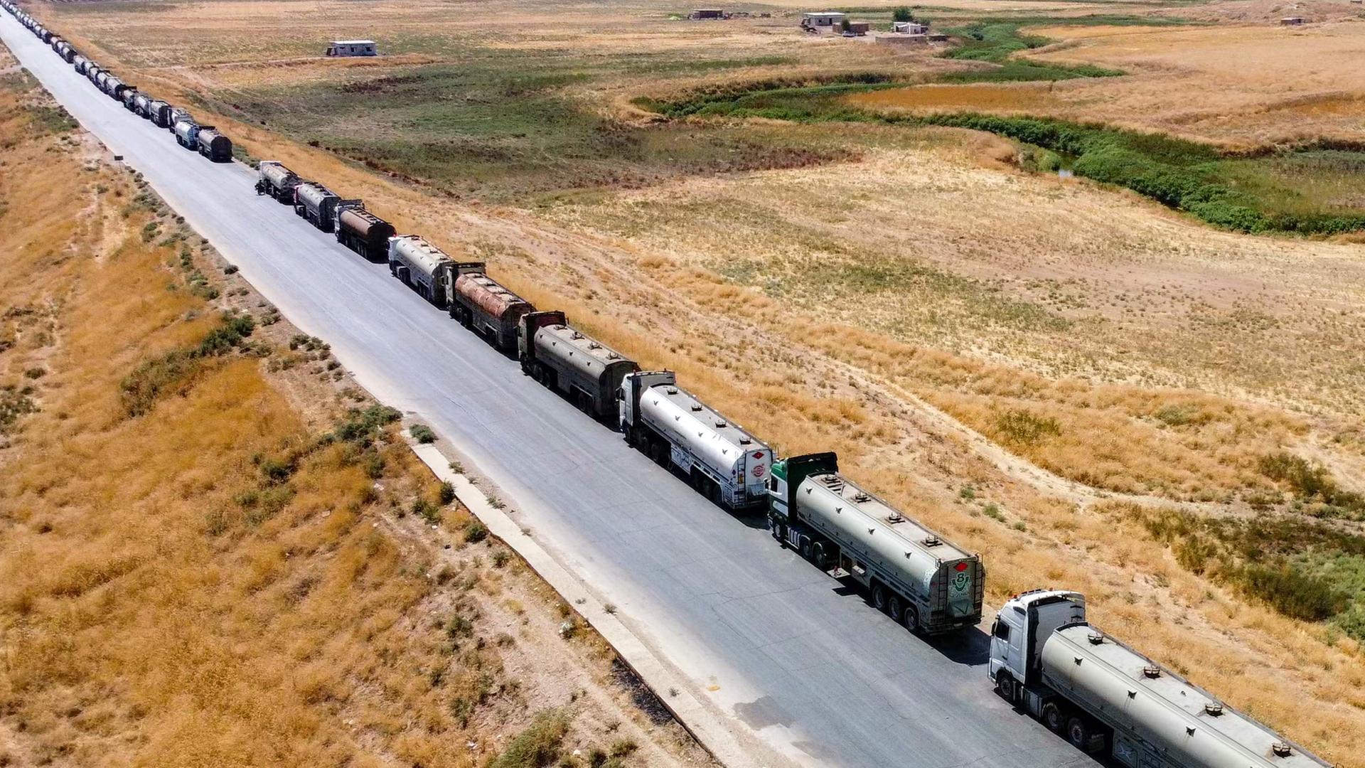 Diese Luftaufnahme zeigt eine Stra�e mit zahlreichen �ltanklastwagen in Tal Tamr in der nord�stlichen Provinz Hasakeh in Syrien. | AFP