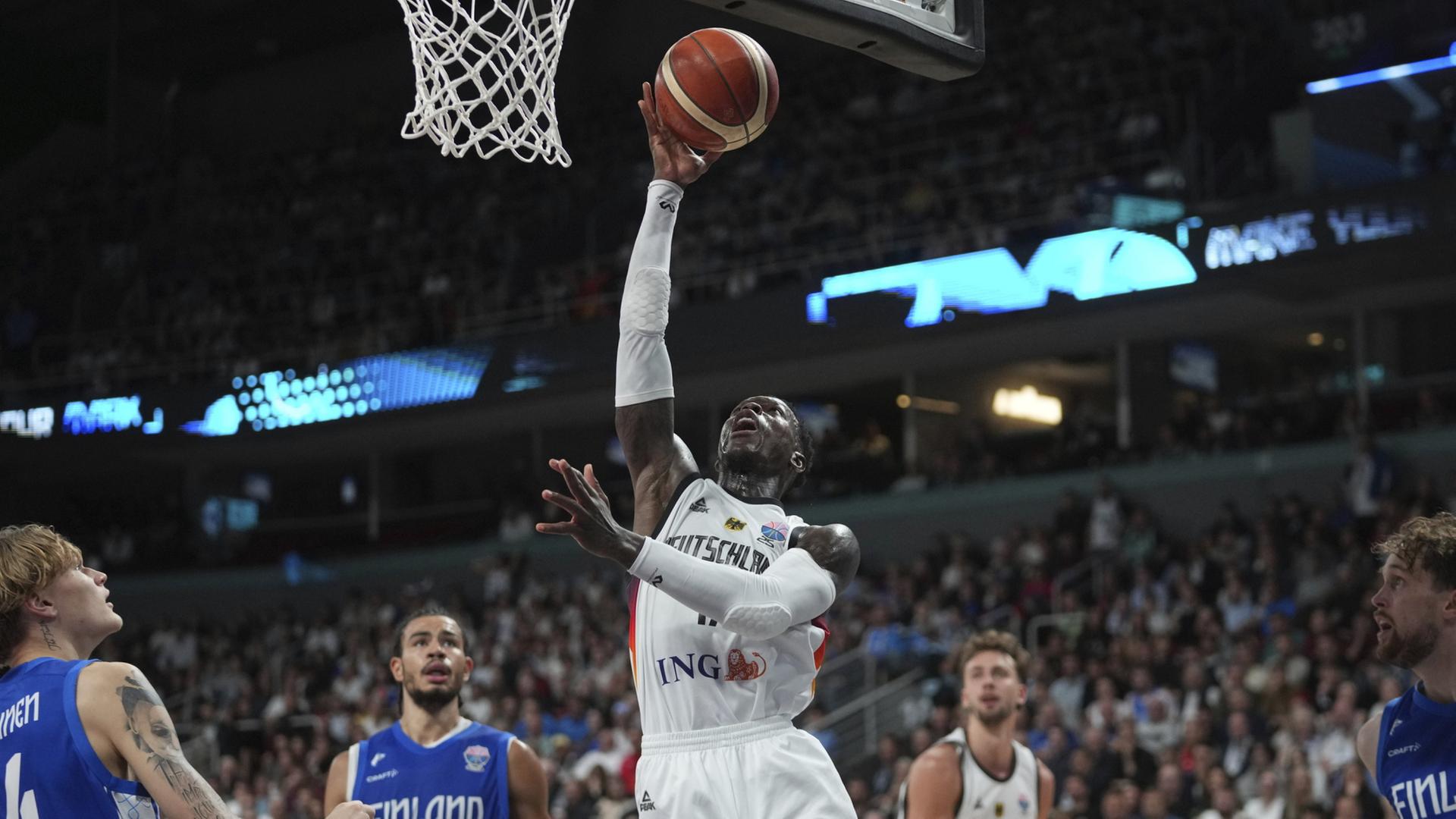 Dennis Schröder bei der Basketball-EM in Riga. | AP