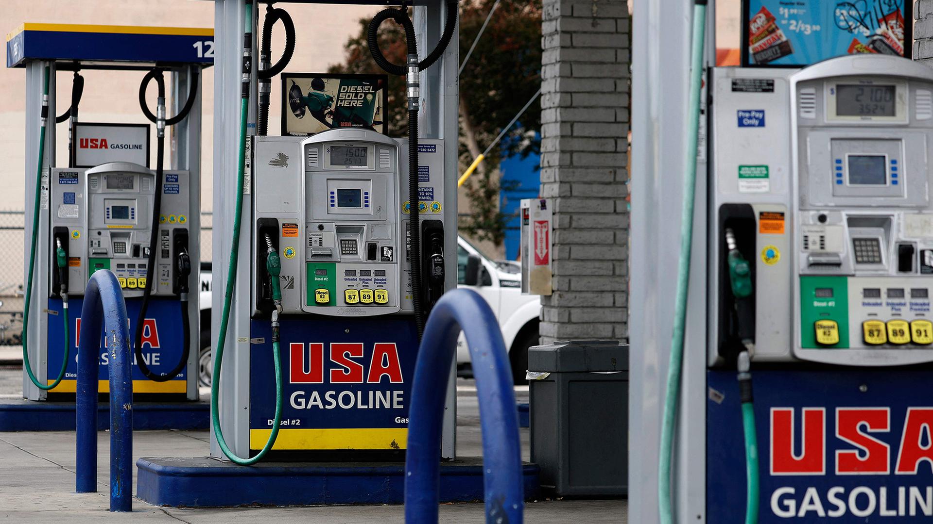 Zapfsäulen einer Tankstelle in Los Angeles | Getty Images via AFP