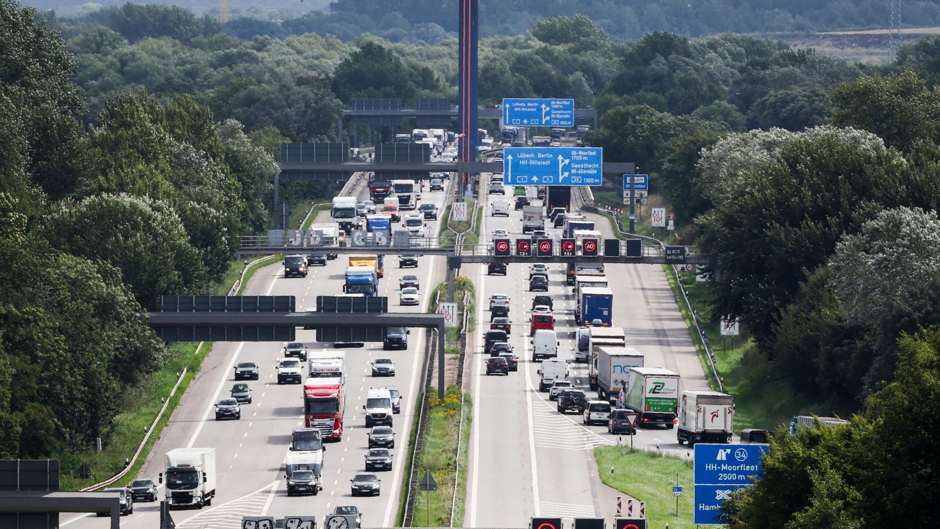 Der Verkehr fließt langsam auf der Autobahn A1 über die Norderelbbrücke bei Hamburg. (Archivbild: 30.07.2025) | Christian Charisius/dpa