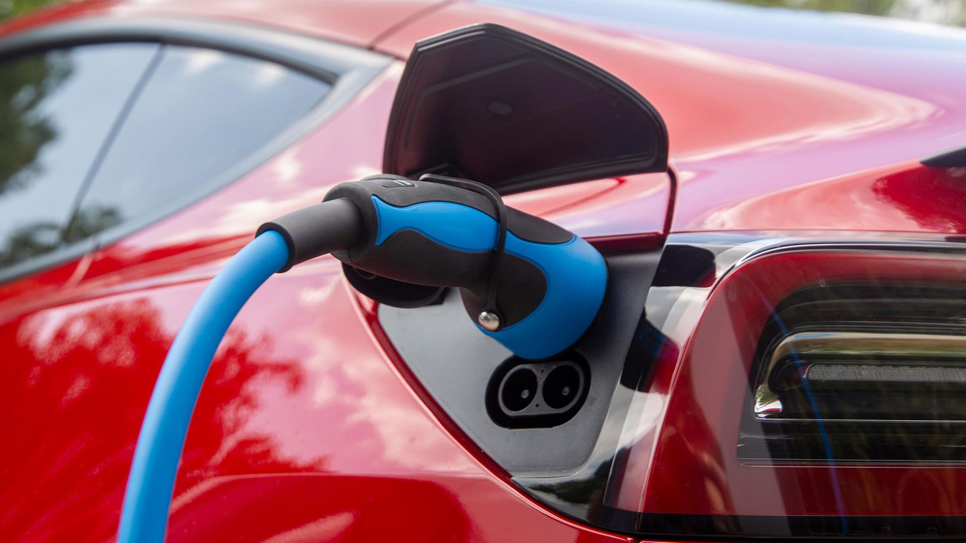 Elektroauto an der Ladestation | picture alliance / CHROMORANGE