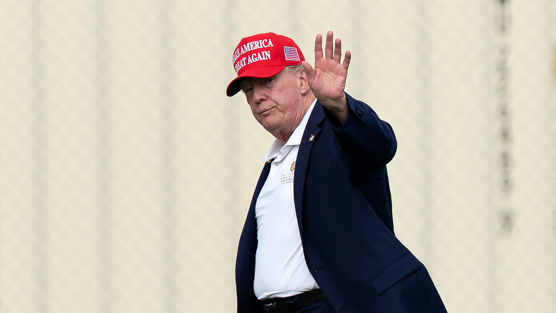 Donald Trump winkt in die Kamera | AP Photo/Jose Luis Magana