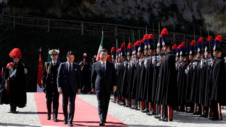 Xi und Conte schreiten im März in Rom (Italien) eine Ehrenformation ab