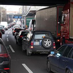Archivbild: Stau auf der A100 in Richtung Norden vor der Abfahrt Kaiserdamm. (Quelle: dpa/Sorge)