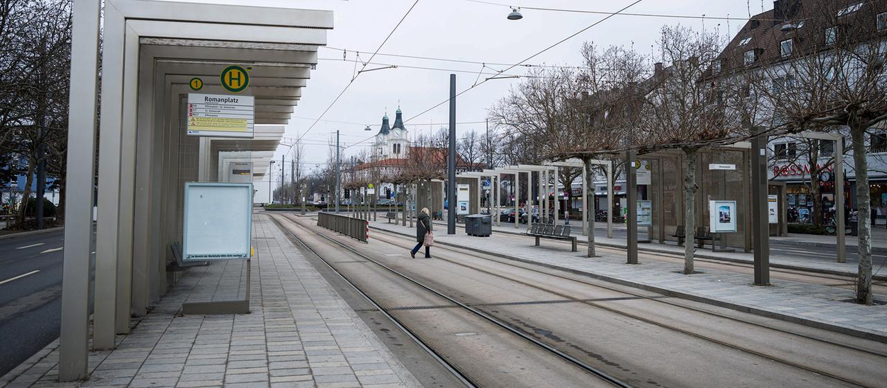 Eine leere Straßenbahn-Station ist in München zu sehen.