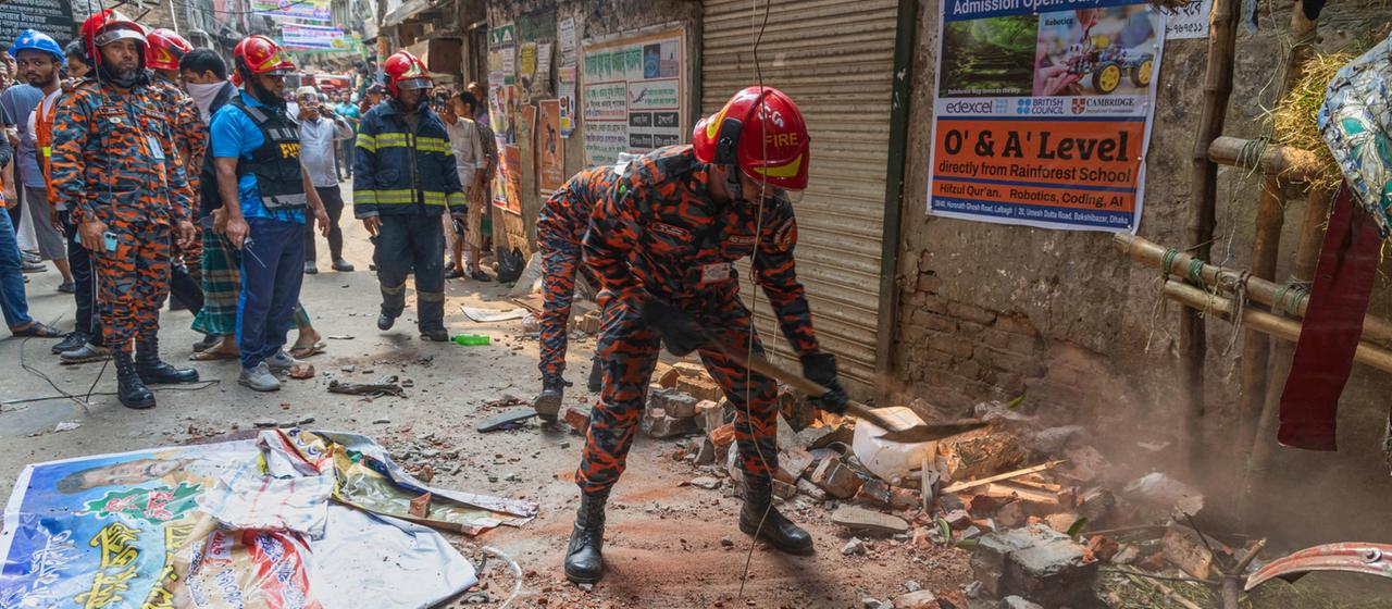  Ein Rettungsdienst-Mitarbeiter räumt nach einem Erdbeben die Trümmer von eingestürzten Gebäudeteilen in Dhaka weg