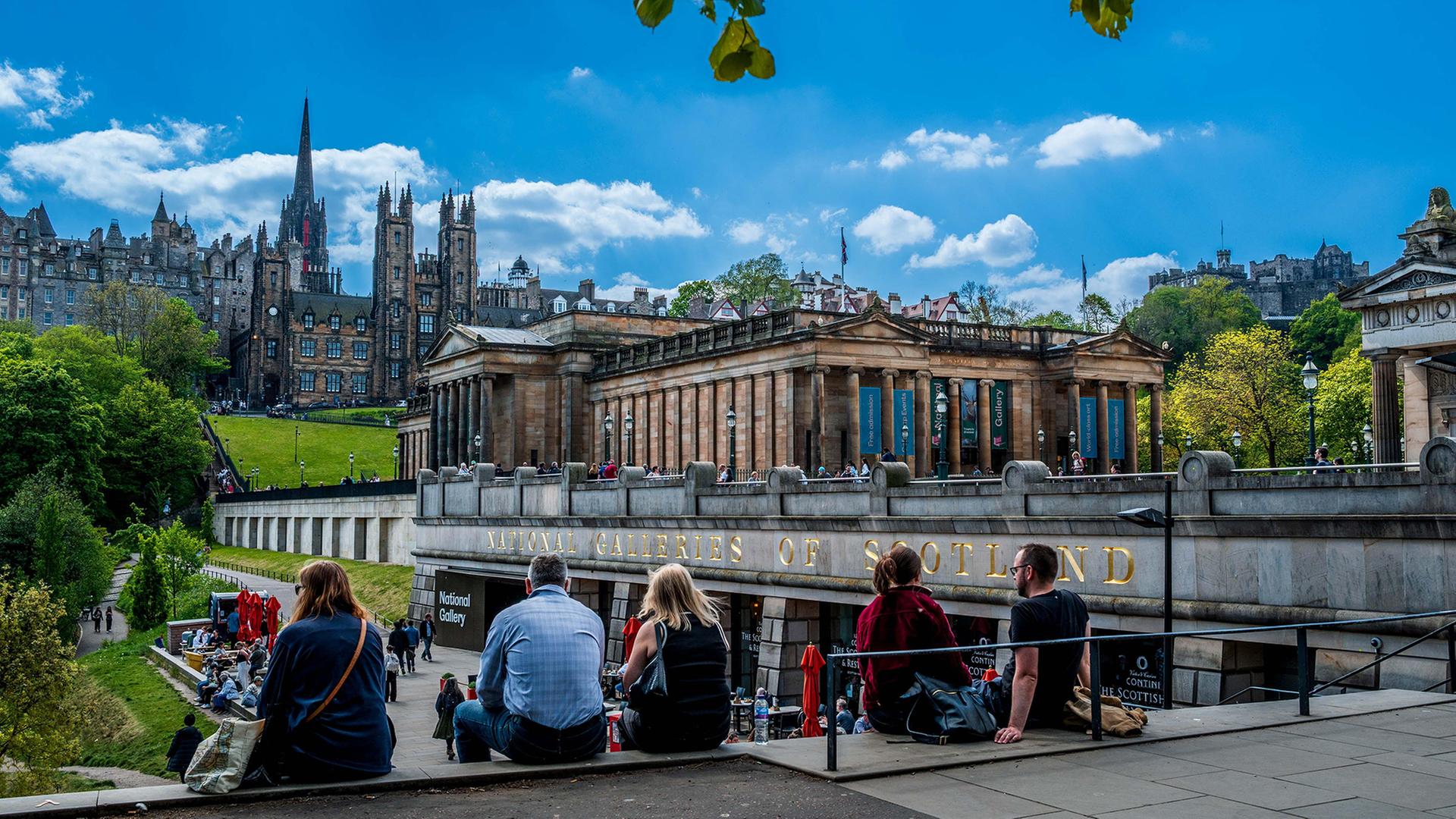 Menschen sind in den Princes Street Gardens in Edinburgh zu sehen. | picture alliance / Sipa USA