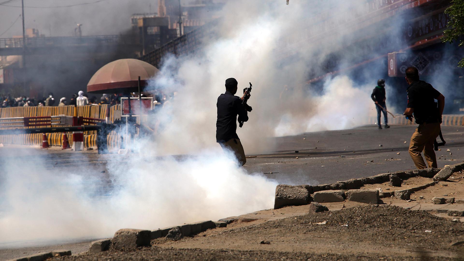 Mehrere Tote bei Versuch, US-Konsulat in Pakistan zu stürmen Mehrere Tote bei Versuch, US-Konsulat in Pakistan zu stürmen