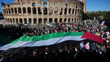 Demonstration vor dem Kolosseum in Rom