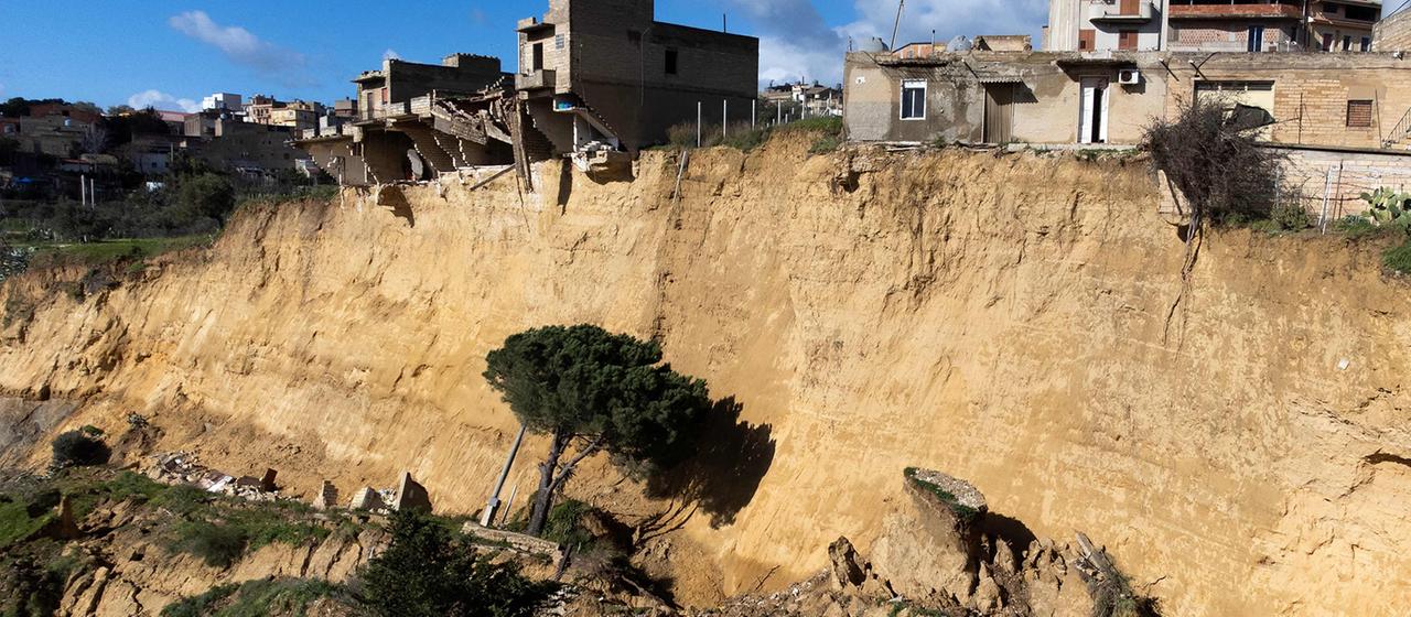 Gebäude stehen an einer steilen Abbruchkante in Niscemi