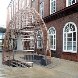 Das Dekoloniale Denkzeichen "EarthNest" von The Lockward Collective ist ab dem 15. November 2024 öffentlich vor dem Berlin Global Village zugänglich. Durchmesser: 4,30 Meter. Höhe: 5,10 Meter. (Quelle: Global Village/Sedat Mehder)