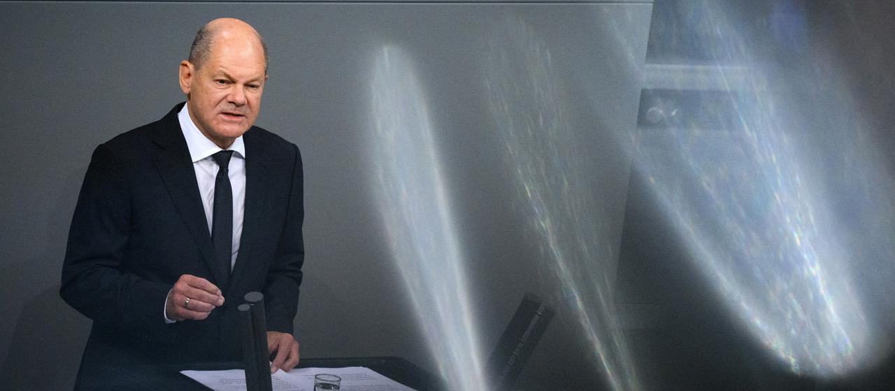 Olaf Scholz am Rednerpult im Bundestag