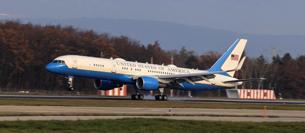 Ein Flugzeug mit der Aufschrift 