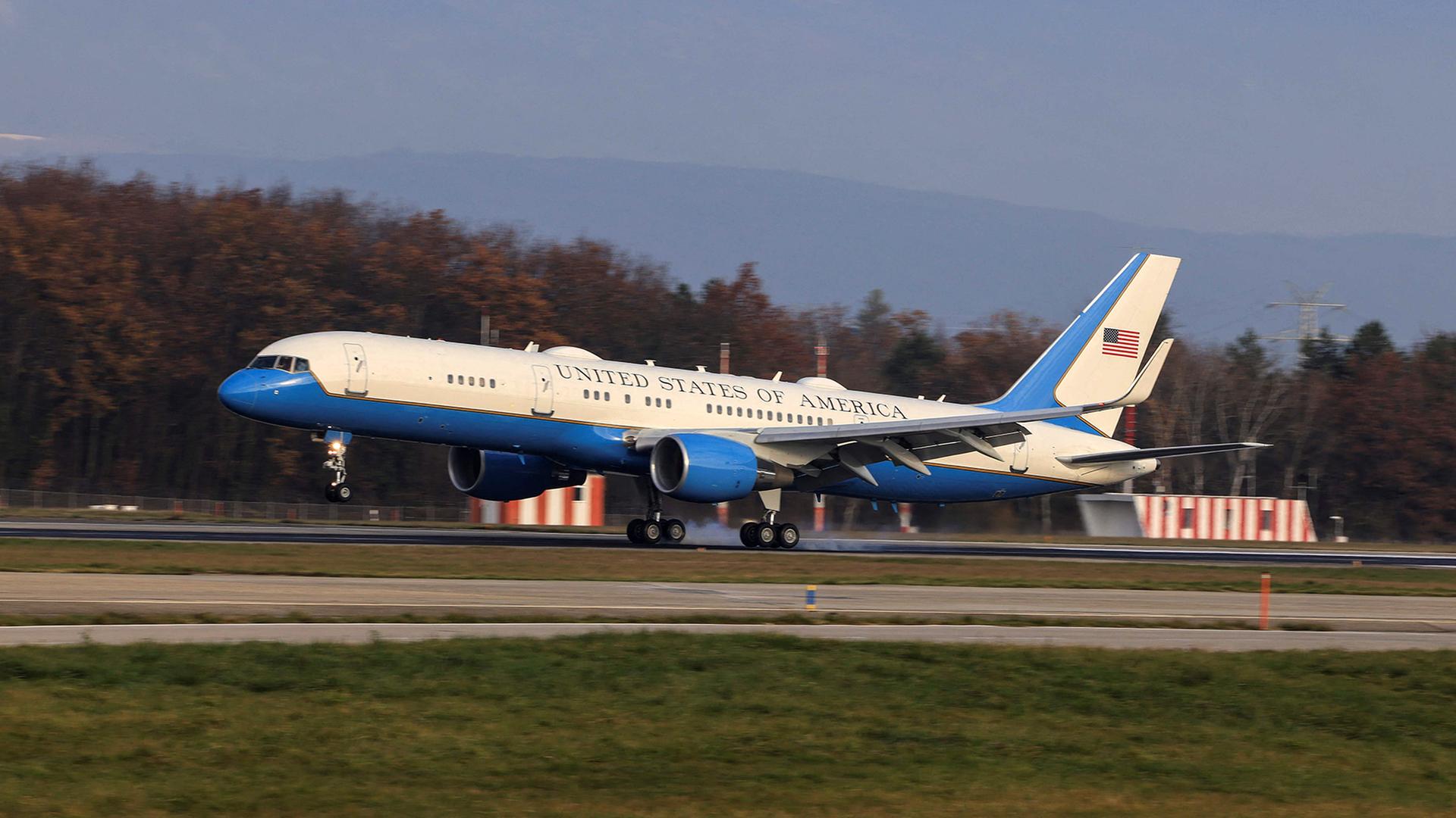Ein Flugzeug mit der Aufschrift 