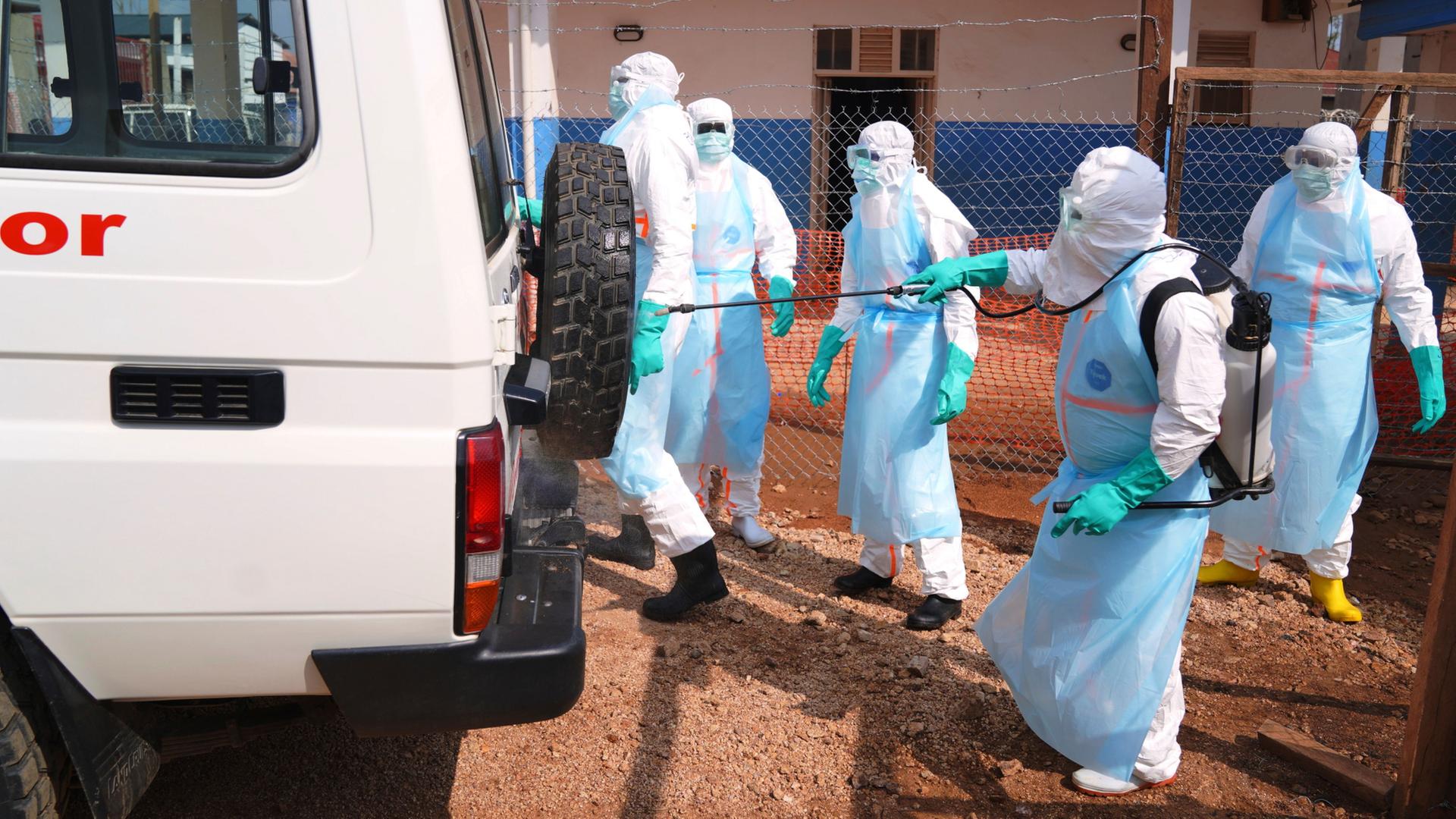  Medizinisches Personal desinfiziert einen Krankenwagen im Ebola-Behandlungszentrum des Allgemeinen Krankenhauses von Bunia.  | Dirole Lotsima Dieudonne/AP/dpa