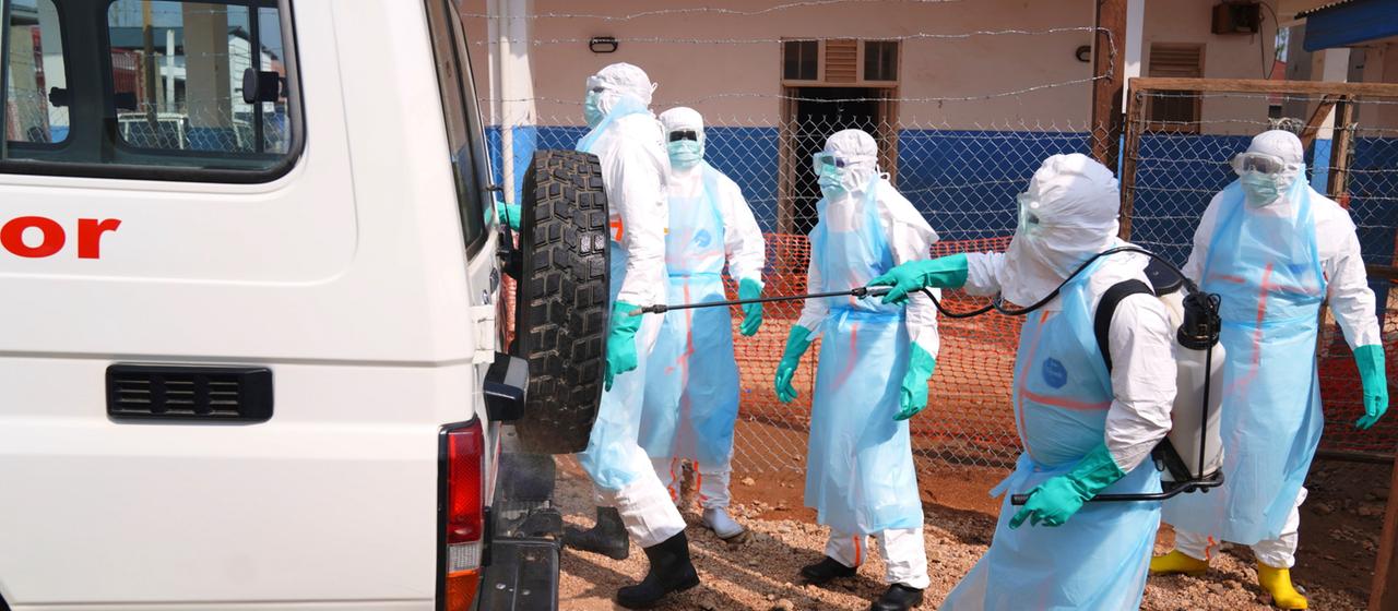 Medizinisches Personal desinfiziert einen Krankenwagen im Ebola-Behandlungszentrum des Allgemeinen Krankenhauses von Bunia. 