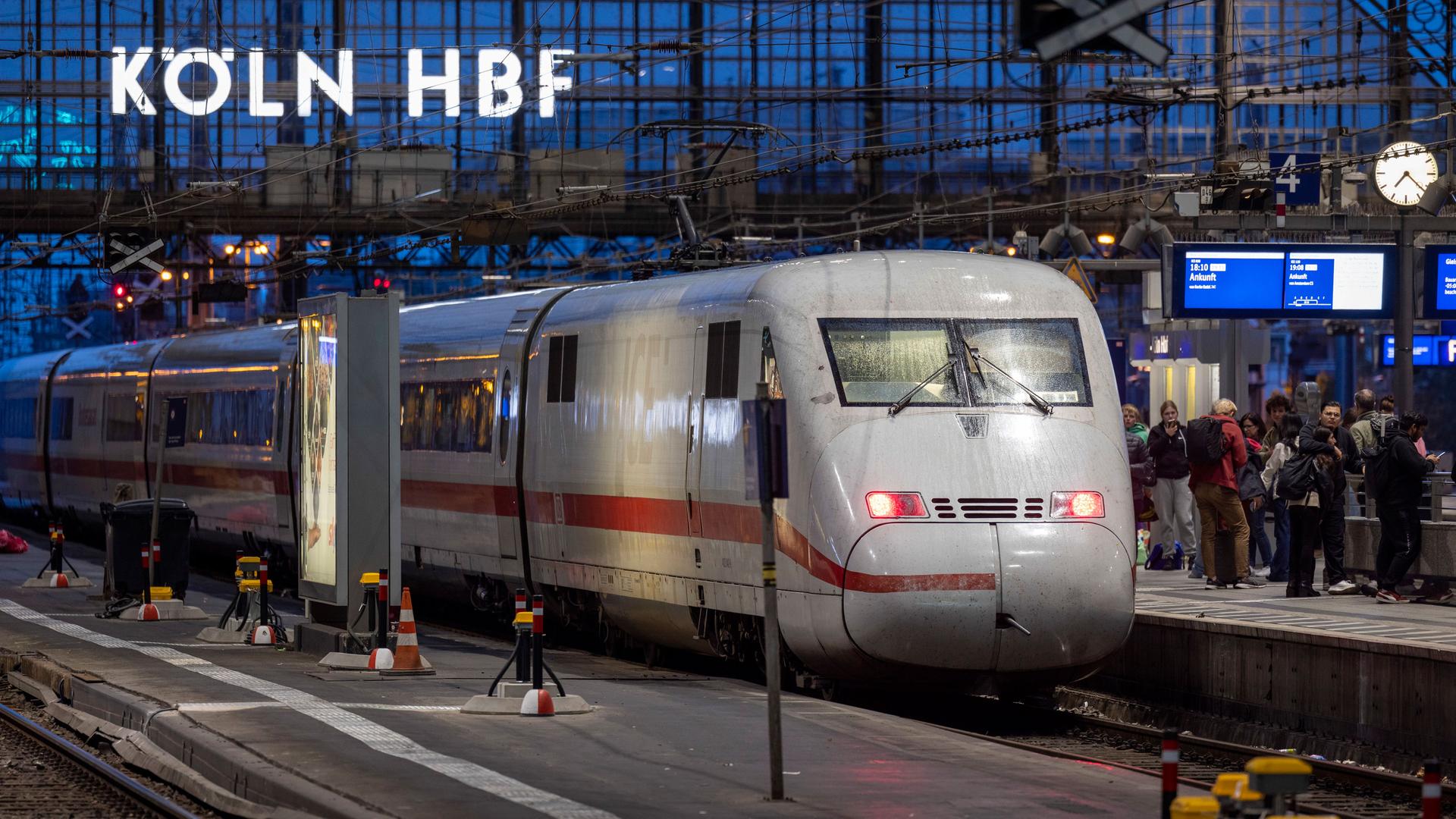 Ein ICE fährt im Kölner Hauptbahnhof ein. | Thomas Banneyer/dpa