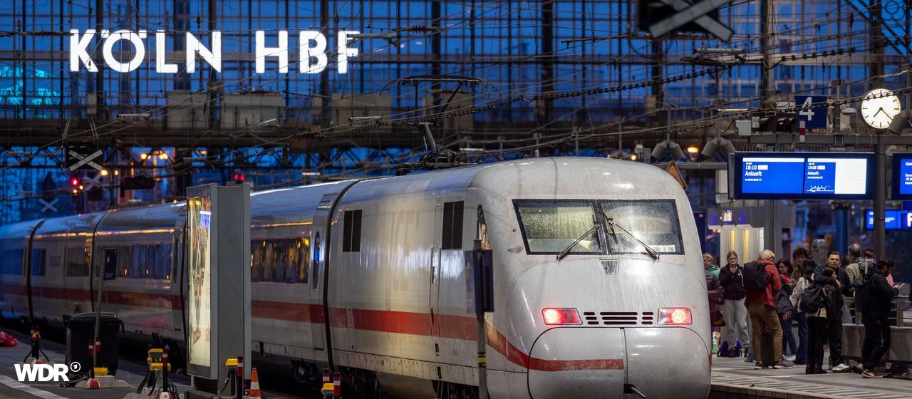 Ein ICE fährt im Kölner Hauptbahnhof ein.