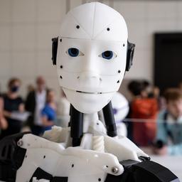 Ein humanoider Roboter wird der Presse vorgestellt.