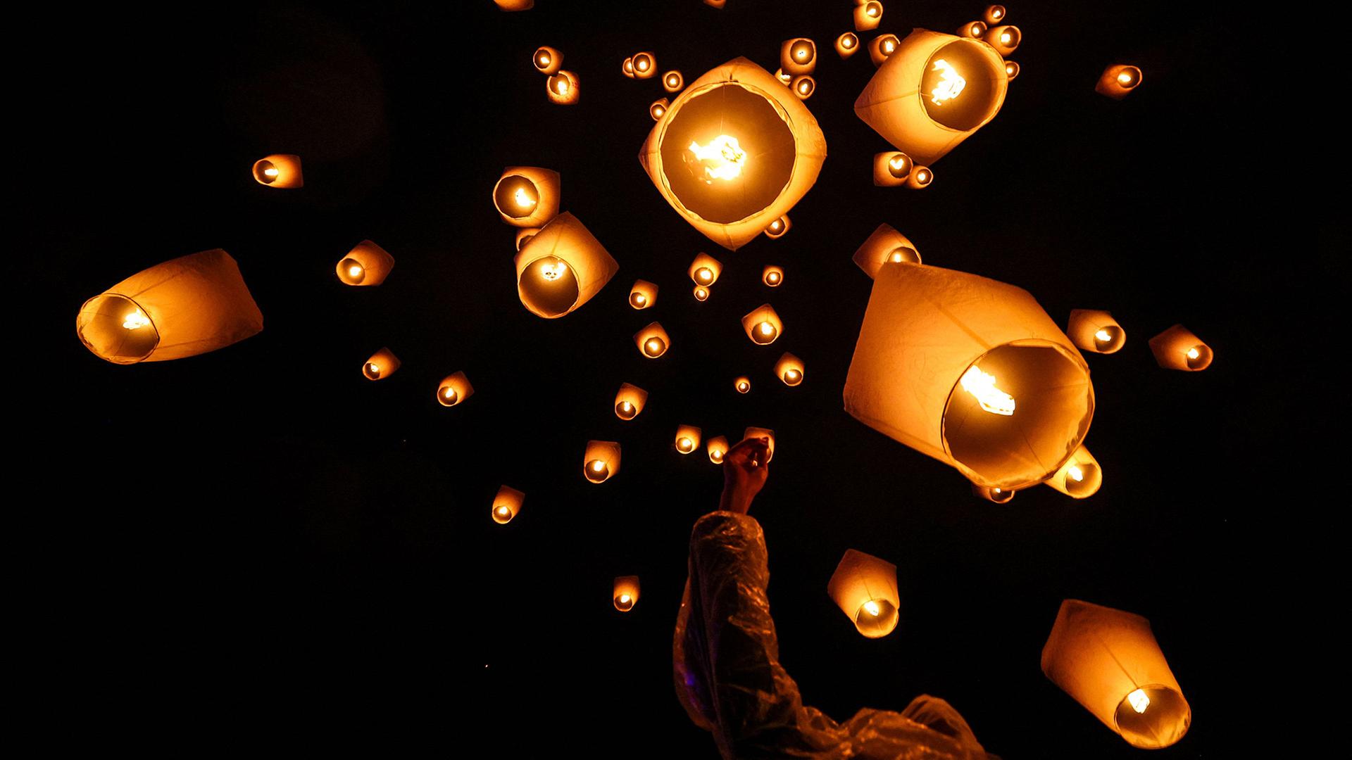 Fliegende Laternen am Nachthimmel | AFP