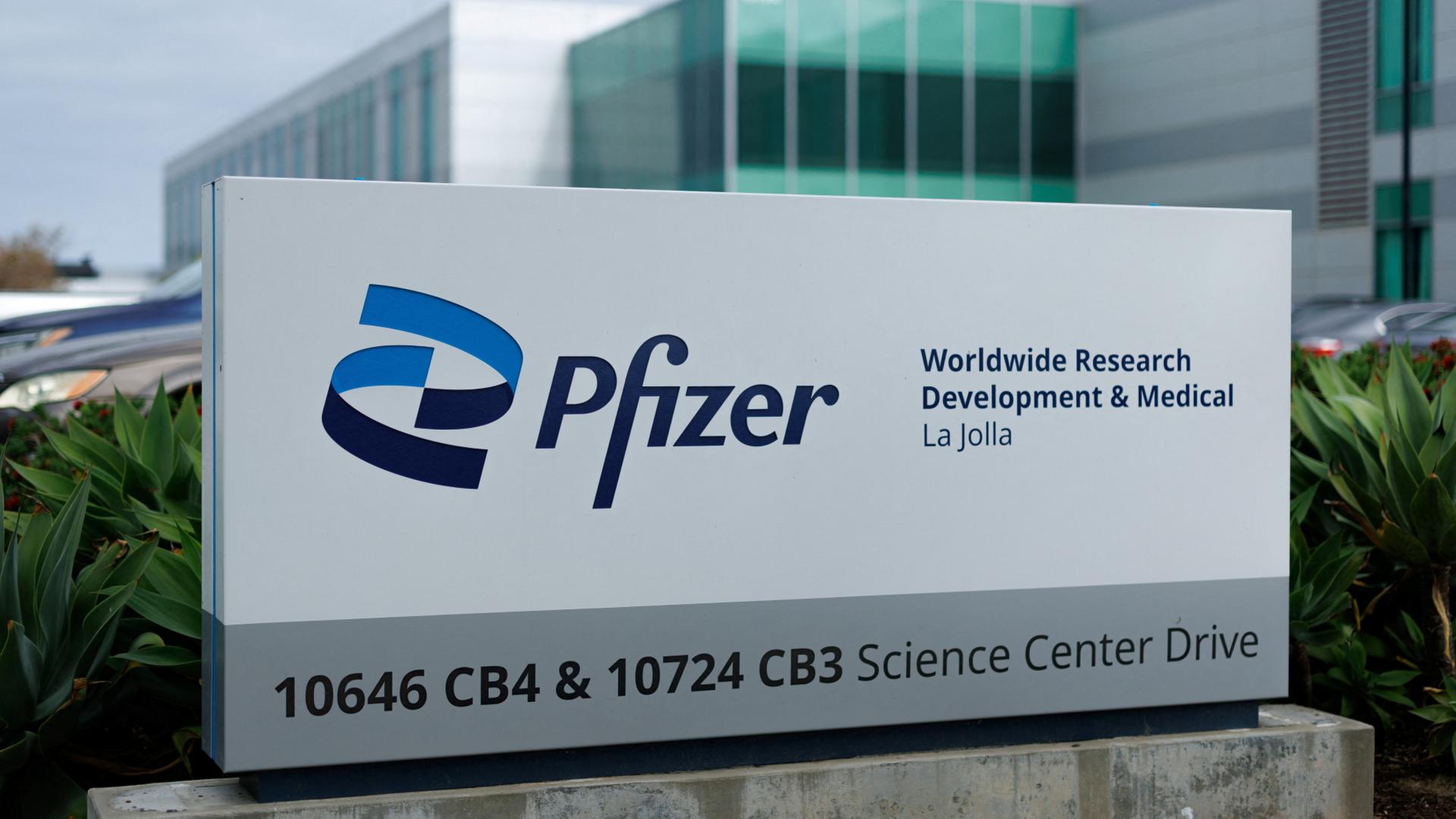 Ein Pfizer-Logo ist an einem Forschungszentrum des Unternehmens in San Diego zu sehen. | REUTERS