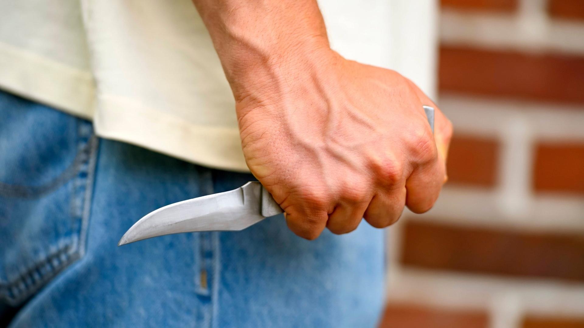 Ein 26-Jähriger steht wegen versuchten Mordes vor Gericht in Trier. Er soll einen Bekannten mit einem Messer angegriffen haben. Der Angeklagte hat ein Geständnis abgegeben. | IMAGO, IMAGO / Christian Ohde
