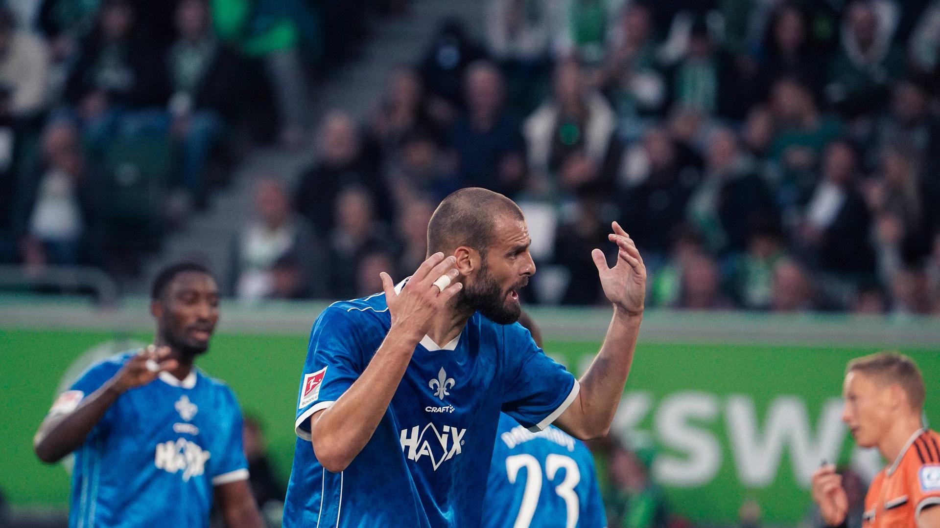 Darmstadts Aleksandar Vukotic beim Spiel in Wolfsburg. | imago/Steinsiek.ch