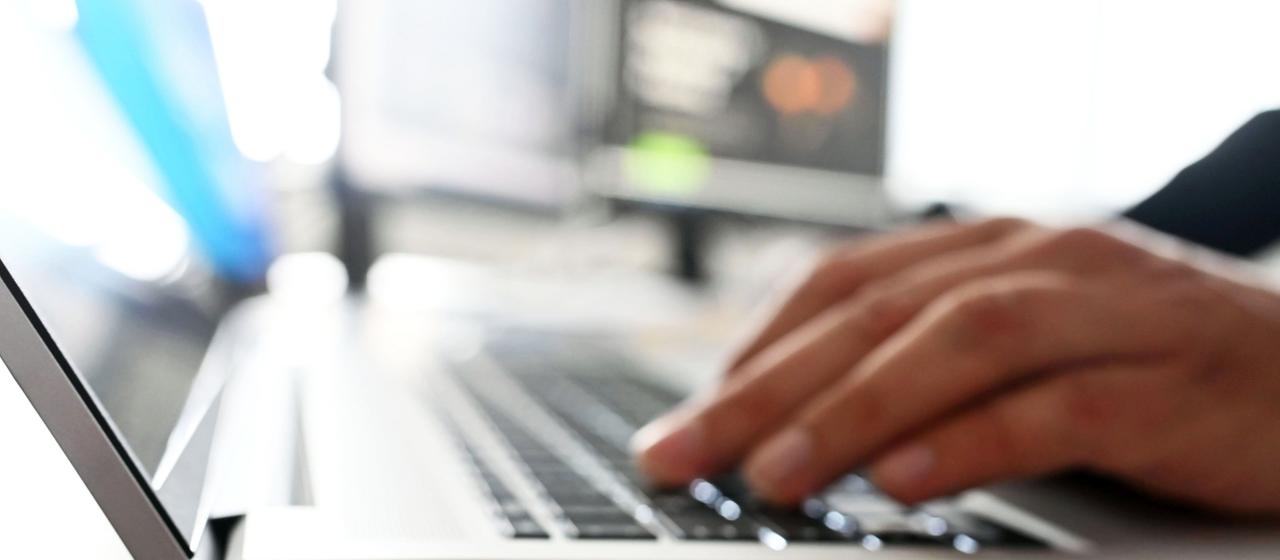 Eine Person arbeitet an einem Laptop