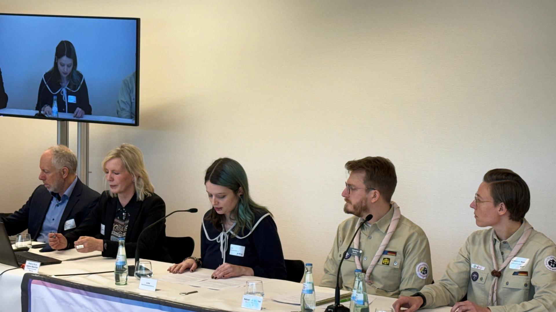 Auf dem Bild sieht man eine Pressekonferenz der M�nchengladbacher Pfadfinder. Insgesamt sitzen f�nf Personen an einem Tisch.  | David Zajonz