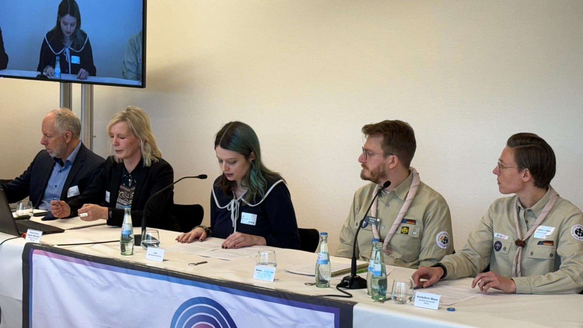 Auf dem Bild sieht man eine Pressekonferenz der Mönchengladbacher Pfadfinder. Insgesamt sitzen fünf Personen an einem Tisch.  | David Zajonz