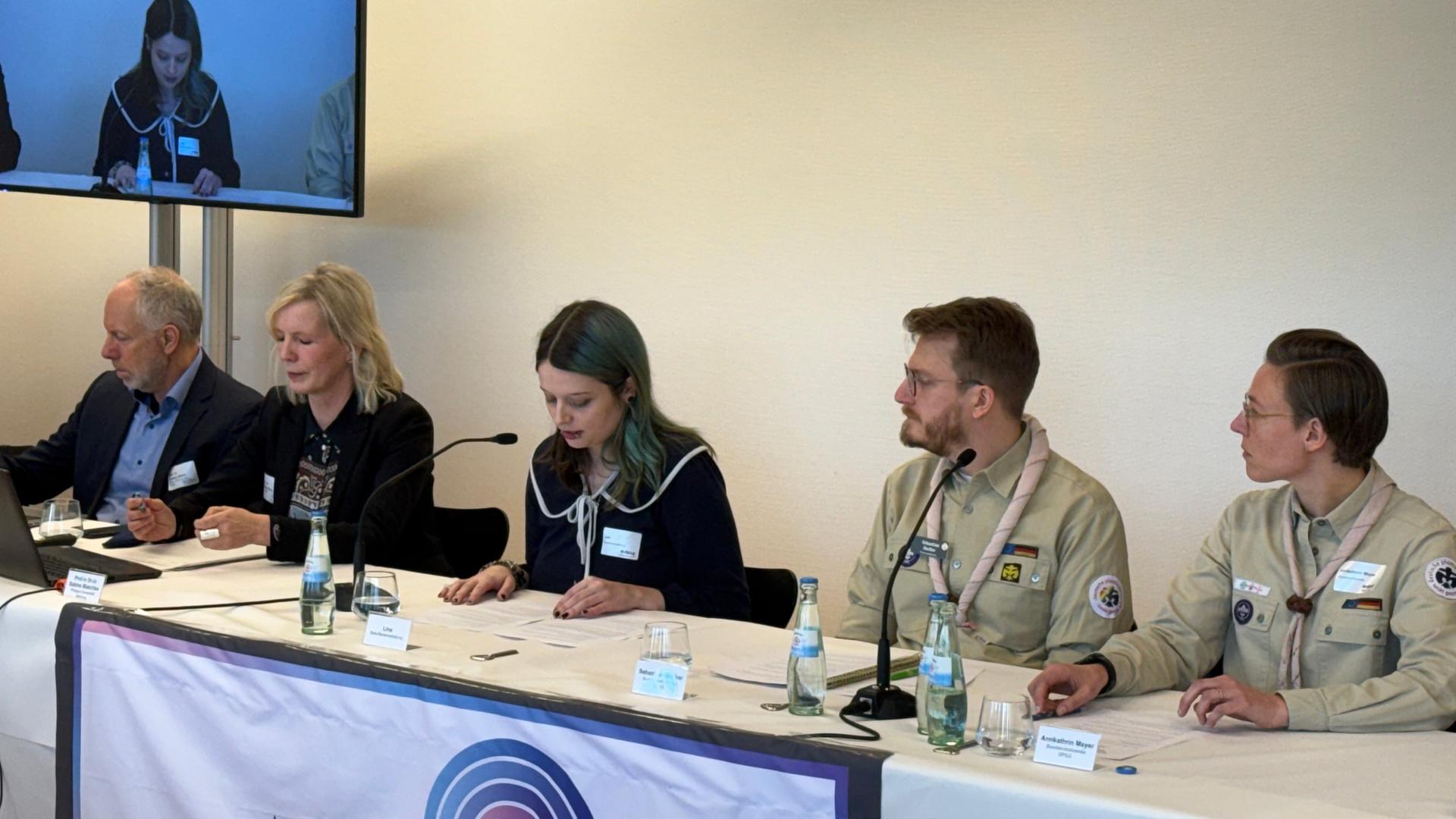 Auf dem Bild sieht man eine Pressekonferenz der Mönchengladbacher Pfadfinder. Insgesamt sitzen fünf Personen an einem Tisch.  | David Zajonz