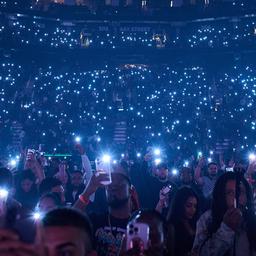 Fans schwenken die Taschenlampen ihrer Handys, bevor Vybz Kartel in der Scotiabank Arena in Toronto die Bühne betritt.