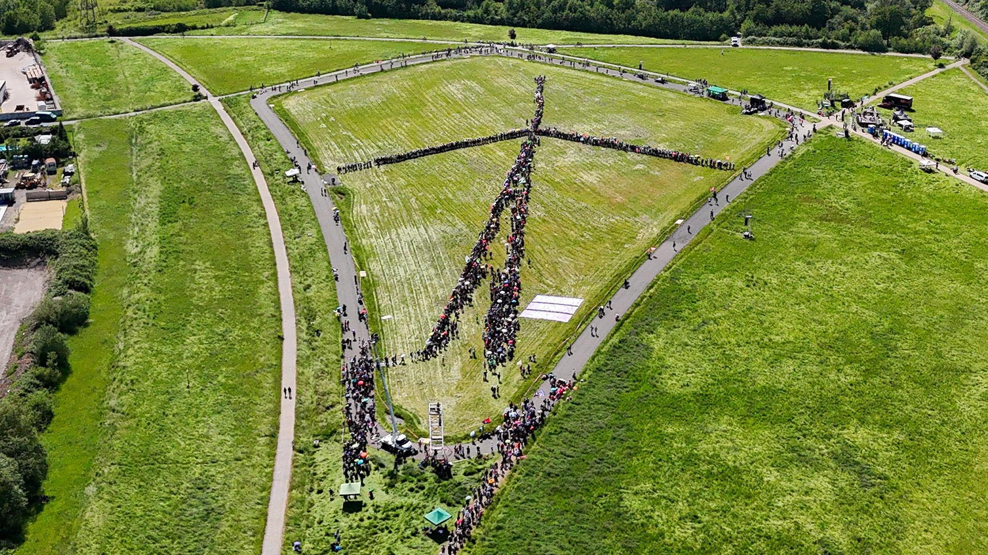 Luftaufnahme von KlimaschÃ¼tzern, die bei einer Demonstration gegen neue Gaskraftwerke in Hamm die Form einer Windkraftanlage bilden. | REUTERS