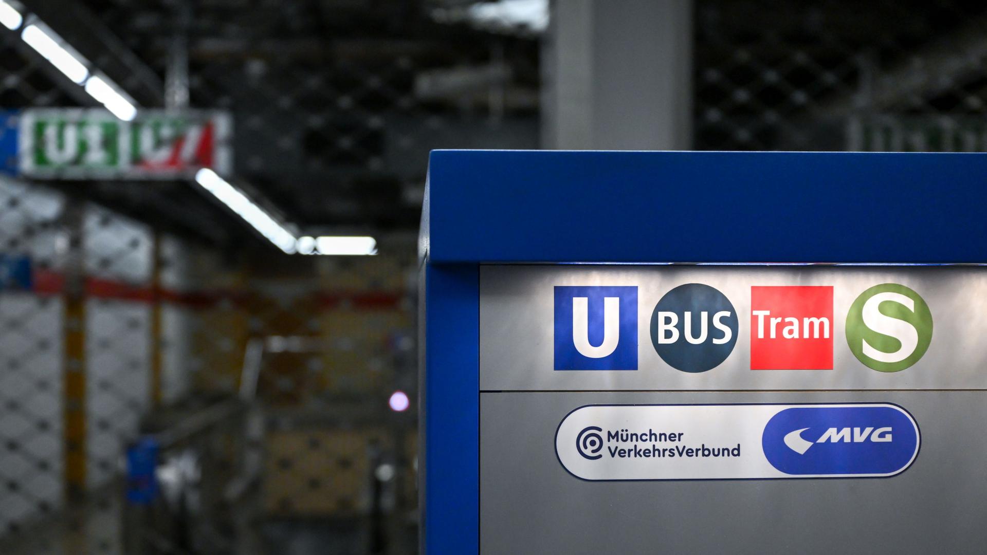 Ein Fahrkartenautomat steht vor dem vergitterten Eingang einer U-Bahn-Haltesstelle in MÃ¼nchen. | Sven Hoppe/dpa