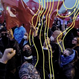 Die türkische Polizei setzt Tränengas ein, um Demonstranten zu zerstreuen, die sich am 23. März 2025 vor dem Valens-Aquädukt während einer Kundgebung zur Unterstützung des verhafteten Bürgermeisters von Istanbul in der Stadtverwaltung Istanbul versammelt hatten.