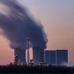 Dampf strömt aus verschiedenen Teilen der Anlagen von Dow Chemical, im Hintergrund das Kraftwerk Lippendorf.