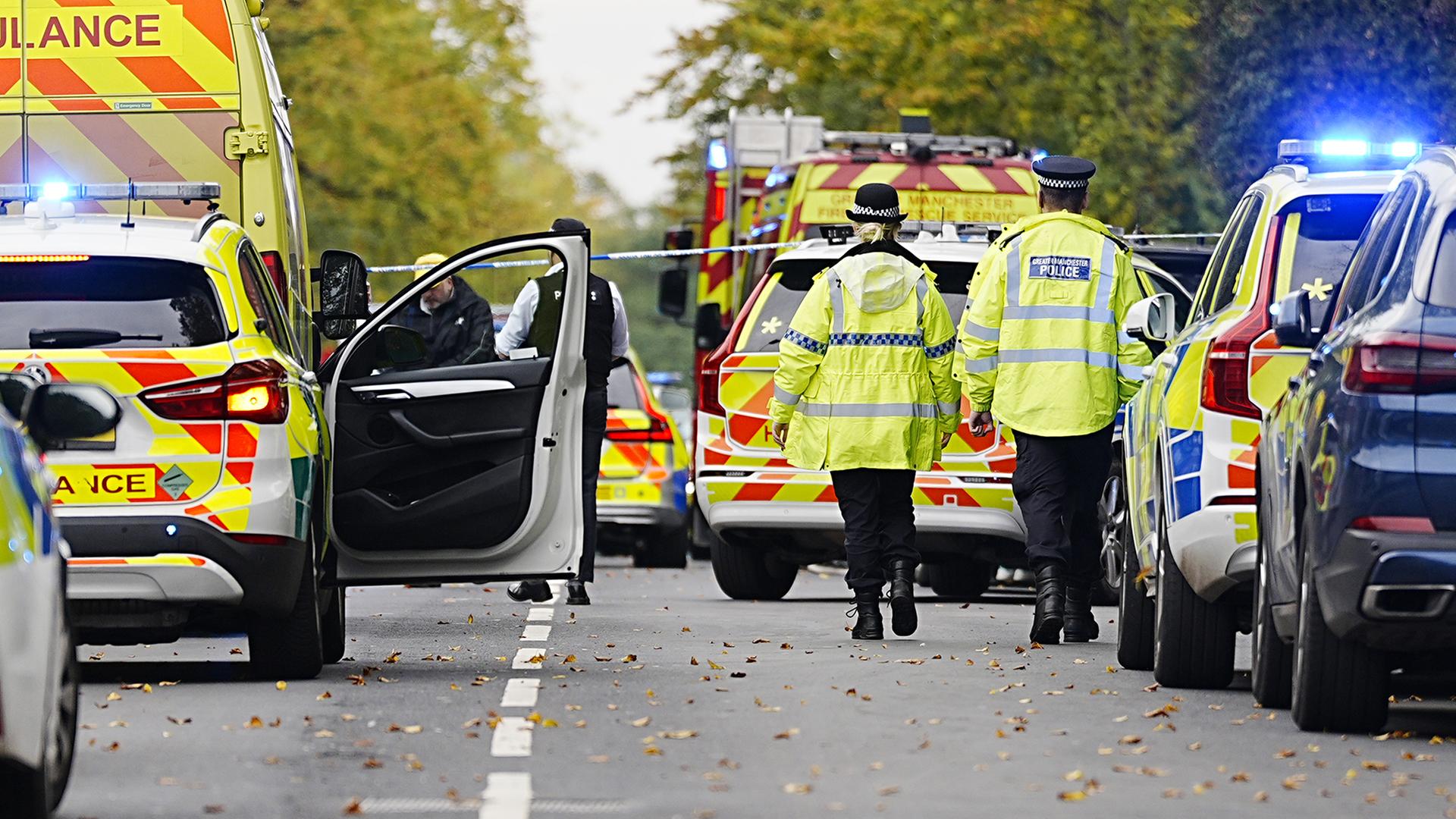 Rettungskräfte sind auf einer Straße in Manchester zu sehen. | dpa